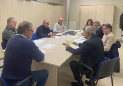 Un tavolo preparatorio per redigere il bando cui hanno preso parte il sindaco, Marco Gallo, l’assessore alle Attività produttive, Diego Bressi, l’assessore Ezio Donadio,  il direttore di Confcommercio di Cuneo e manager del Distretto di Busca, Marco Manfrinato, insieme con funzionari  del Comune e tecnici incaricati